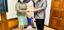 ดร.วรานี เวสสุนทรเทพ รองอธิการบดีฝ่ายวิทยาเขตสุพรรณบุรี เข้ามอบกระเช้าเพื่อสวัสดีปีใหม่ 2565 แก่นายประภัตร โพธสุธน รัฐมนตรีช่วยว่าการกระทรวงเกษตรและสหกรณ์