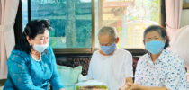 ดร.วรานี เวสสุนทรเทพ รองอธิการบดีฝ่ายวิทยาเขตสุพรรณบุรี เข้ามอบกระเช้าเพื่อสวัสดีปีใหม่ 2565 แก่รองศาสตราจารย์ลำพอง บุญช่วย และรองศาสตราจารย์ธง รุญเจริญ อดีตอธิการบดีมหาวิทยาลัยสวนดุสิต