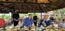 โรงเรียนการเรือน สาขาวิชาเทคโนโลยีการประกอบอาหารและการบริการ มหาวิทยาลัยสวนดุสิต ศูนย์การศึกษา ลำปาง ได้ให้บริการอาหารเช้าในรูปแบบปิ่นโตเครือแก้วให้กับศาสตราจารย์พิเศษ ดร. เอนก เหล่าธรรมทัศน์ รัฐมนตรีว่าการกระทรวงการอุดมศึกษา วิทยาศาสตร์ วิจัยและนวัตกรรม และคณะ