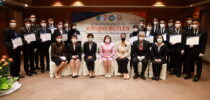 โรงเรียนการท่องเที่ยวและการบริการ ร่วมกับ กรมกิจการสตรีและสถาบันครอบครัว กระทรวงพัฒนาสังคมและ ความมั่นคงของมนุษย์ ได้จัดพิธีมอบเกียรติบัตรและถุงมือประจำตัวสำหรับผู้ผ่านการอบรมหลักสูตร “การอบรมเชิงปฏิบัติการบัตเลอร์ มืออาชีพ” รุ่นที่ 2