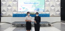 นางสาวปรีดา แซ่เล้า ผู้อำนวยการศูนย์การศึกษาหัวหิน และคุณป้าคำพร แถมอินทร์ มอบทุนการศึกษาให้แก่นักศึกษาที่มีพฤติกรรมดี มีวินัย มีสัมมาคารวะ มีจิตอาสาที่ดี