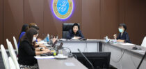 ดร.วรานี เวสสุนทรเทพ รองอธิการบดีฝ่ายวิทยาเขตสุพรรณบุรี เป็นประธานในที่ประชุมเกี่ยวกับการลงพื้นที่ในการวิจัย เพื่อติดตามความยั่งยืนของผลิตภัณฑ์ชุมชนฯ