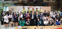 บรรยากาศการแสดงดนตรี วงเห็ดอาตง (HED-AR-TONG) วงดนตรีชนะเลิศการประกวด โฟล์คซอง Suan Dusit Love Music