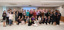หลักสูตรประกาศนียบัตรบัณฑิต สาขาวิชาล่ามภาษามือ คณะครุศาสตร์ มหาวิทยาลัยสวนดุสิต และ มูลนิธิอนุเคราะห์คนหูหนวก ในพระบรมราชินูปถัมภ์ จัดอบรมเสริมความรู้และทักษะการใช้ภาษามืออเมริกัน (American Sign Language : ASL)