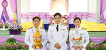 นางกัณณ์อลิน สุอังคะวาทิน ผู้อำนวยการกองกลาง สำนักงานวิทยาเขตสุพรรณบุรี พร้อมคณะ เป็นตัวแทนมหาวิทยาลัยสวนดุสิต วิทยาเขตสุพรรณบุรี เข้าร่วมพิธีเฉลิมพระเกียรติสมเด็จพระนางเจ้าฯ พระบรมราชินี เนื่องในโอกาสวันเฉลิมพระชนมพรรษา 3 มิถุนายน 2566