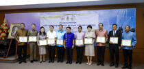 ดร.วรานี เวสสุนทรเทพ รองอธิการบดีฝ่ายวิทยาเขตสุพรรณบุรี เข้ารับมอบเกียรติบัตร ประกาศยกย่องชุมชน องค์กร และอำเภอ ระดับคุณธรรมต้นแบบ ประจำปีงบประมาณ พ.ศ.2565
