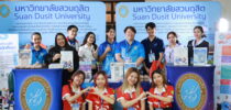 กองประชาสัมพันธ์ มหาวิทยาลัยสวนดุสิต และนักศึกษา ร่วมจัดกิจกรรมงานประชาสัมพันธ์การรับสมัครนักศึกษาใหม่ ตลาดนัดหลักสูตรอุดมศึกษาครั้งที่ 26 อาคารจักรพันธ์เพ็ญศิริ มหาวิทยาลัยเกษตรศาสตร์