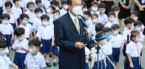 โรงเรียนสาธิตละอออุทิศ จัดกิจกรรมพิธีน้อมรำลึกเนื่องในวันคล้ายวันพระบรมราชสมภพพระบาทสมเด็จพระบรมชนกาธิเบศร มหาภูมิพล อดุลยเดชมหาราช บรมนาถบพิตร วันชาติ และวันพ่อแห่งชาติ