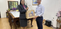 ดร.กวิตา ปานล้ำเลิศ ผู้อำนวยการสำนักงานวิทยาเขตสุพรรณบุรี สวัสดีปีใหม่ผู้อำนวยการแขวงทางหลวงสุพรรณบุรีที่ 1