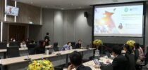 อธิการบดี ที่ปรึกษาอธิการบดี บัณฑิตวิทยาลัย โรงเรียนสาธิตละอออุทิศมหาวิทยาลัยสวนดุสิต และหลักสูตรศึกษาศาสตรดุษฎีบัณฑิต สาขาวิชาภาวะผู้นำทางการศึกษา มหาวิทยาลัยสวนดุสิต จัดบรรยายพิเศษ เรื่อง “ศาสตร์ลายผิววิทยา” โดย อาจารย์พัชราภรณ์ คงสวัสดิ์ ศูนย์วิเคราะห์ศักยภาพปัญญธารา (P-PAC)
