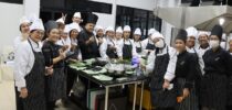 สาขาวิชาเทคโนโลยีการประกอบอาหารและการบริการโรงเรียนการเรือน มหาวิทยาลัยสวนดุสิต ศูนย์การศึกษา ลำปาง ร่วมกับ สหกรณ์ออมทรัพย์ครูกรมสามัญศึกษาจังหวัดลำปาง จัดโครงการ “OWL Lampang Learning Space: พื้นที่ต้นแบบการเรียนรู้สู่การพัฒนาชุมชนอย่างยั่งยืน” กับกิจกรรม OWL Up-Skill Lab “ทักษะใหม่ สร้างรายได้ พัฒนาชุมชน”