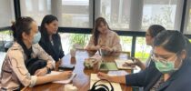 “ผู้อำนวยการสถาบันภาษา ศิลปะและวัฒนธรรม ร่วมประชุมกับคณะกรรมการพัฒนาภาษาอังกฤษ  ศูนย์การศึกษา ตรัง ในการวางแผนจัดกิจกรรมพัฒนาทักษะภาษาอังกฤษให้แก่นักศึกษา ”