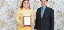อาจารย์ ดร.สุชาดา อภิรัตน์ รองคณบดีโรงเรียนการท่องเที่ยวและการบริการ เข้ารับโล่เกียรติคุณ ในโอกาสได้รับการยกย่องว่าเป็นผู้อุทิศตนและทำคุณประโยชน์เพื่อการศึกษา เนื่องในงานวันการศึกษาเอกชน ประจำปี 2568