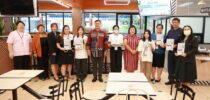 ศูนย์สนเทศแนะแนวการศึกษาและอาชีพ กองพัฒนานักศึกษา ร่วมกับสำนักวิทยบริการและเทคโนโลยีสารสนเทศ สำนักกิจการพิเศษ ครัวสวนดุสิต และสวนดุสิตโพล จัดโครงการ“อิ่มรับน้อง พร้อมชีวิตมหาวิทยาลัย by SDU: อิ่มนี้มีแคลเซียม” ครั้งที่ 9 