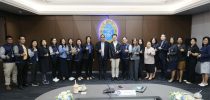 มหาวิทยาลัยสวนดุสิต ได้รับเกียรติจาก ดร.พันธุ์เพิ่มศักดิ์ อารุณี ผู้ช่วยปลัดกระทรวงการอุดมศึกษา วิทยาศาสตร์ วิจัยและนวัตกรรม ในโอกาสเข้าเยี่ยมชมติดตามผลการดำเนินงาน“โครงการการยกระดับผลิตภัณฑ์ชุมชนและการท่องเที่ยวเพื่อขับเคลื่อนเศรษฐกิจสร้างสรรค์อย่างยั่งยืนจังหวัดสุพรรณบุรี”