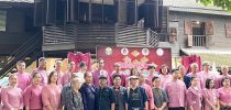 ผศ.ดร.วรรณา พิเชฐพฤทธิ์ ศูนย์การศึกษาลำปาง บรรยายให้ความรู้ศิลปะผ้ามัดย้อมสีครั่ง พร้อมอุปกรณ์สาธิต กิจกรรมฐานการเรียนรู้ (Workshop) ศิลปะผ้ามัดย้อมสีครั่ง ในงาน “ครั่งครั้งใหม่ ย้อมศิลป์ เติมสี เติมตี