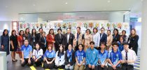 หลักสูตรศิลปศาสตรบัณฑิต สาขาวิชาการออกแบบศิลปะสร้างสรรค์ด้วยปัญญาประดิษฐ์ คณะมนุษยศาสตร์และสังคมศาสตร์ จัดแสดงนิทรรศการศิลปะ Still Life of Flowers For Happiness