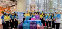 มหาวิทยาลัยสวนดุสิตส่งมอบเสื้อผ้าเก่าที่อยู่ในสภาพดี ในกิจกรรมอาสาบำเพ็ญสาธารณประโยชน์และบำเพ็ญสาธารณกุศล เฉลิมพระเกียรติสมเด็จพระนางเจ้าสิริกิติ์ พระบรมราชินีนาถ พระบรมราชชนนีพันปีหลวง ๑๒ สิงหาคม ๒๕๖๘ ณ มูลนิธิกระจกเงา