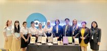 บริษัท มติชน จำกัด (มหาชน) มอบหนังสือพ็อกเก็ตบุ๊ค จากโครงการ “ส่งต่อความรู้ประวัติศาสตร์อยุธยาและไทย-จีน มิตรสัมพันธ์” ให้กับ One World Library มหาวิทยาลัยสวนดุสิต   
