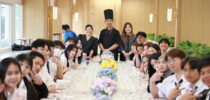 โรงเรียนการท่องเที่ยวและการบริการ จัดบริการอาหารแบบ Fine Dining ในรูปแบบอาหารเอเชียตะวันออก ให้แก่อาจารย์และนักศึกษาหลักสูตรการท่องเที่ยวและการโรงแรม โดยเป็นส่วนหนึ่งของรายวิชา การท่องเที่ยวในภูมิภาคเอเชียตะวันออก