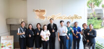 โครงการอาหารกลางวัน 1 (ครัวสวนดุสิต) ต้อนรับคณะศึกษาดูงานจากบริษัท อินฟินีออน เทคโนโลยีส์ แมบูแฟคเซอริ่ง (ประเทศไทย) จำกัด ในโอกาสศึกษาดูงานด้านระบบบริหารจัดการ ด้านร้านอาหารเพื่อให้การบริการ