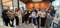 “คณะทำงานภายใต้หลักสูตรฝึกอบรม ยกระดับมาตรฐานบุคลากรในอุตสาหกรรรมการท่องเที่ยวและบริการ กลุ่มธุรกิจบริการเวลเนส มหาวิทยาลัยสวนดุสิต ศูนย์การศึกษา ตรัง จัดอบรมหลักสูตรการทำลูกประคบสมุนไพรสดและลูกประคบเบื้องต้น”