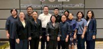 โรงเรียนการเรือน มหาวิทยาลัยสวนดุสิต มอบหมายอาจารย์หลักสูตรศิลปศาสตรบัณฑิต สาขาวิชาคหกรรมศาสตร์ เข้ารับการฝึกอบรมการเป็นผู้ทดสอบมาตรฐานฝีมือแรงงานหลักสูตร 15 ชั่วโมง สาขาผู้ประกอบอาหารไทย ระดับ 1 รุ่นที่ 3