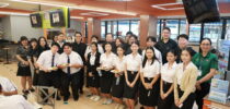 ศูนย์สนเทศแนะแนวการศึกษาและอาชีพ กองพัฒนานักศึกษา ร่วมกับสำนักวิทยบริการและเทคโนโลยีสารสนเทศ สำนักกิจการพิเศษ ครัวสวนดุสิต และสวนดุสิตโพล จัดโครงการอิ่มท้องสมองแล่น อิ่มอินเตอร์ เรียนรู้ผ่านรสชาติ หลากหลายไปด้วยกัน