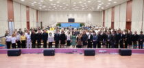 สถาบันขงจื่อมหาวิทยาลัยสวนดุสิต สุพรรณบุรี ร่วมกับคณะพยาบาลศาสตร์ โรงเรียนการเรือน และคณะทำงานขับเคลื่อนเป้าหมายการพัฒนาที่ยั่งยืน (SDGs) มหาวิทยาลัยสวนดุสิต จัดโครงการเทศกาลฉงหยาง กิจกรรมเสวนา หัวข้อ “ฉงหยางสุขใจ: สูงวัย สุขใจ สุขภาพดี อย่างยั่งยืน” เพื่อเผยแพร่คุณค่าและภูมิปัญญาทางวัฒนธรรมจีน ควบคู่กับการส่งเสริมความรู้ด้านการดูแลสุขภาวะและคุณภาพชีวิตของผู้สูงอายุ โดยบูรณาการองค์ความรู้ด้านวัฒนธรรม สุขภาพ อาหารและโภชนาการ ตลอดจนสร้างความร่วมมือระหว่างมหาวิทยาลัยกับชุมชนในการส่งเสริมสังคมสูงวัยอย่างมีสุขภาวะและยั่งยืน